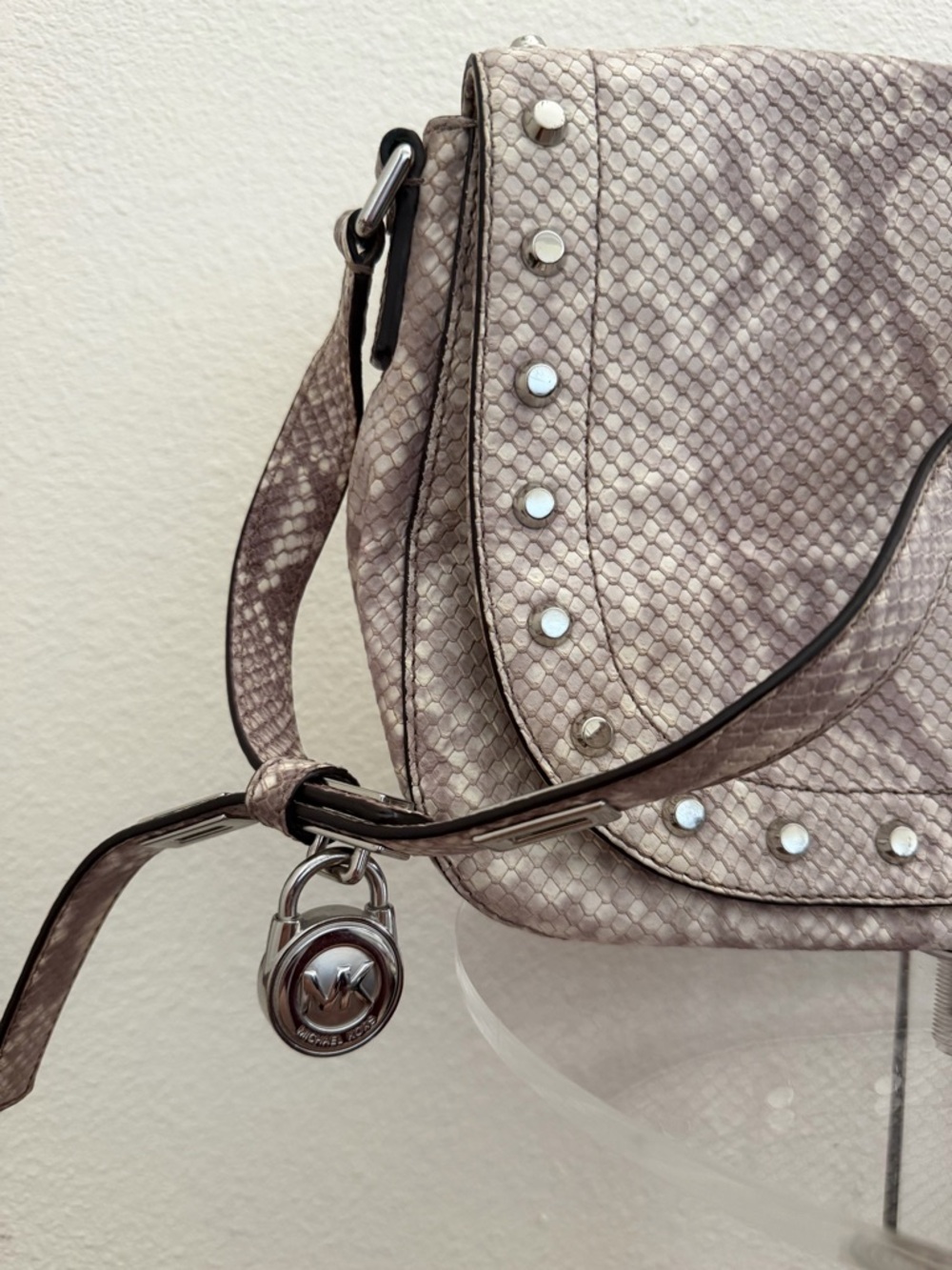 Michael Kors Laila medium snake embossed leather studded crossbody bag in gray - Picture 3 of 8